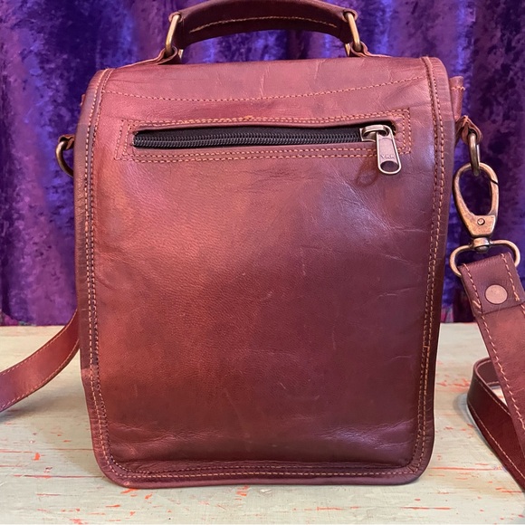 Dark brown leather men’s rustic explorer crossbody messenger satchel sling bag - Picture 4 of 14